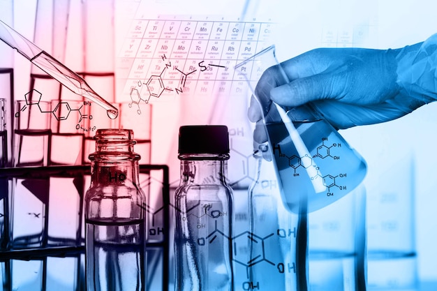 Zdjęcie cyfrowy kompozytowy obraz pracownika medycznego trzymającego substancję chemiczną