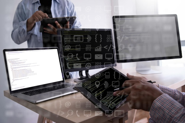 Zdjęcie cyfrowy kompozytowy obraz różnych ikon z współpracownikami używającymi tabletu cyfrowego w biurze