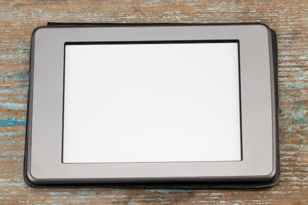 Cyfrowy komputer typu Tablet z pustym białym ekranem jako miejsce na kopię na drewniane tła.