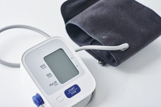 Cyfrowy Monitor Ciśnienia Krwi Na Stole