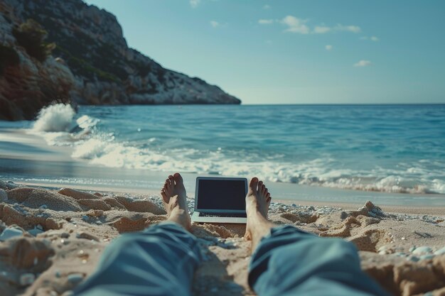 Zdjęcie cyfrowy nomadyczny styl życia na plaży z laptopem letnie wakacje wakacje baner lub tło