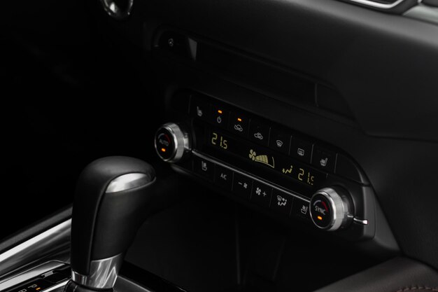 Cyfrowy panel sterowania deska rozdzielcza klimatyzatora samochodowego Nowoczesne przyciski klimatyzacji wnętrza samochodu wewnątrz samochodu z bliska