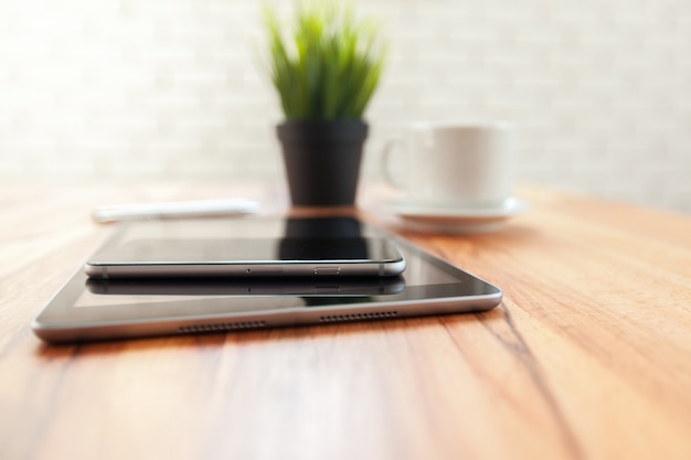 Cyfrowy tablet i inteligentny telefon na drewnianym stole