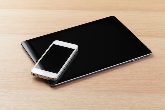cyfrowy tablet i smartfon na stole