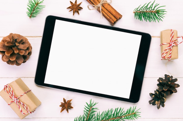 Cyfrowy tablet makiety z rustykalne świąteczne ozdoby drewniane do prezentacji aplikacji, widok z góry