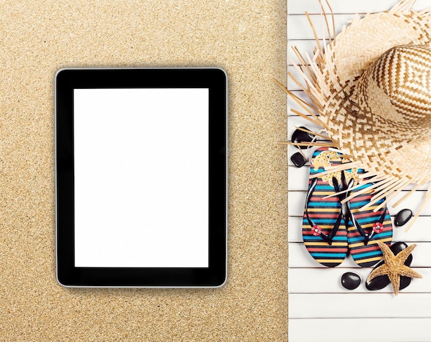 Cyfrowy tablet na plaży plaża dzieci oglądają wakacje na tablecie