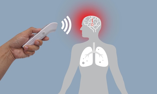 Cyfrowy termometr na podczerwień do sprawdzania przesiewowego pomiaru temperatury na czole Przeglądanie danych analitycznych w hologramie Human anatomy and skeletonKoncepcja obrazu medycznego