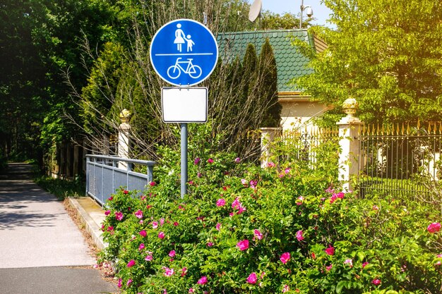 Cykl znaków drogowych i ścieżka dla pieszych przed zielenią