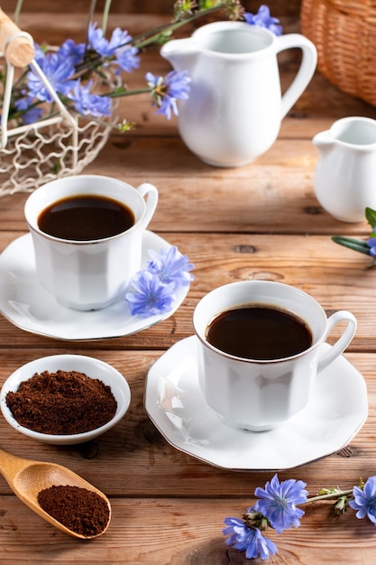Zdjęcie cykoria z roślin leczniczych korzenie roślin są używane jako substytut kawy napój z cykorii w filiżance na drewnianym stole selektywny nacisk w stylu rustykalnym