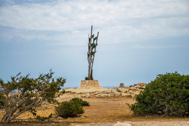 Cypr Ayia Napa Turyści Odwiedzili Pomnik Pokoju Na Szczycie Cape Cavo Greco