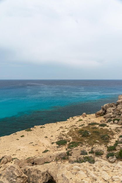 Zdjęcie cypr cape cavo greco maj 112018 turyści popłynęli łodzią motorową do błękitnej laguny, aby popływać