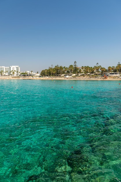 CYPR NISSI PLAŻA. Turyści odpoczywają i pływają na jednej z najpopularniejszych plaż na wyspie