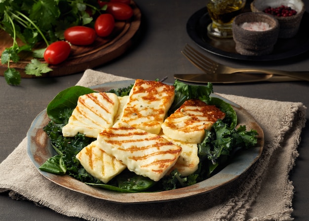 Cypru smażony ser halloumi ze zdrową zieloną sałatą. Lchf, pegan