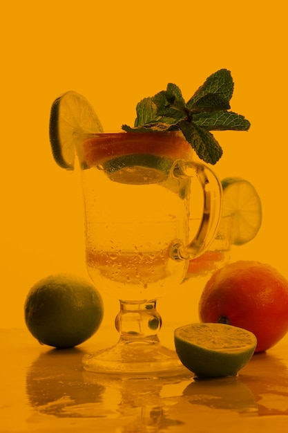 Cytrusowe koktajle bezalkoholowe z cytryną i pomarańczą na kolorowym tle Orzeźwiające letnie koktajle Zbliżenie