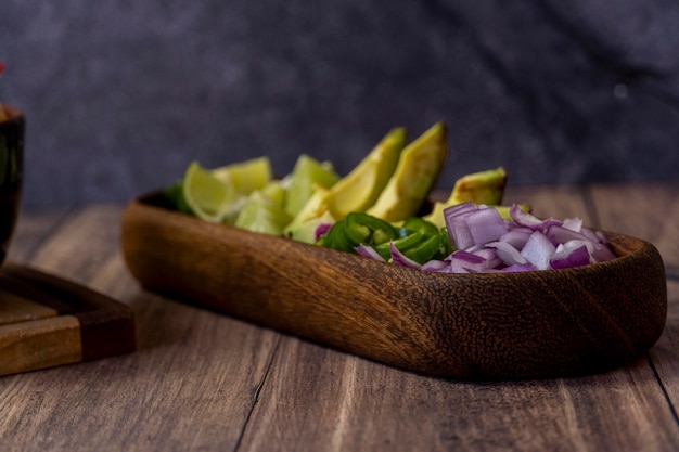 Cytryna i awokado na drewnianym talerzu, aby nałożyć na mięso tradycyjne meksykańskie jedzenie