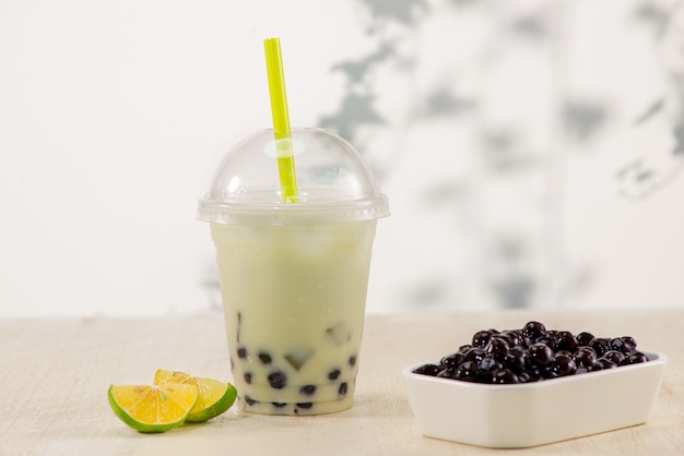 Cytrynowa Boba Bubble Tea z owocami i kruszonym lodem.