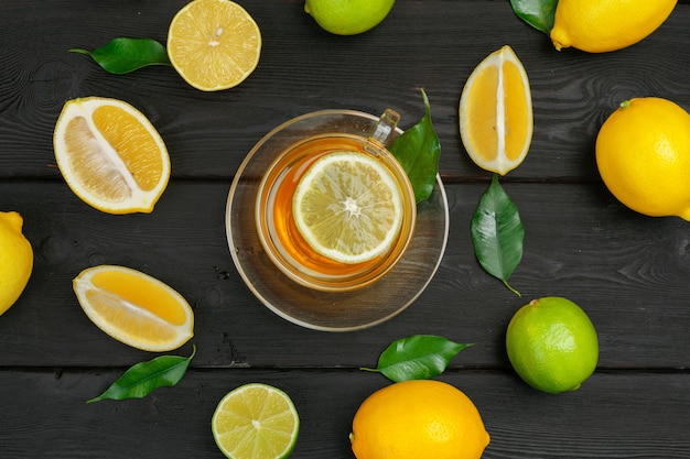 Cytryny herbata z cytryną i wapnem na drewnianym stole