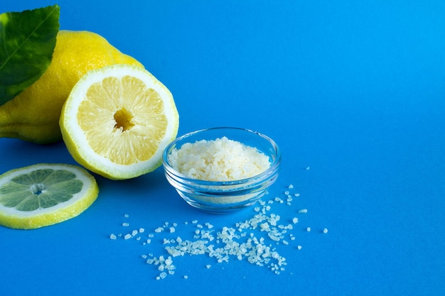Zdjęcie cytryny i sól cytrynowa kopia przestrzeń
