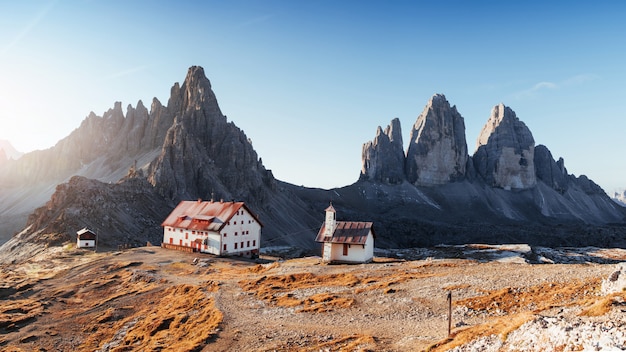 Cywilizacja na wolności. Znakomity krajobraz majestatycznych gór Dolomitu Seceda w ciągu dnia. Zdjęcie panoramiczne