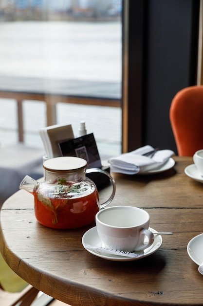 czajniczek z herbatą na drewnianym stole w restauracji premium