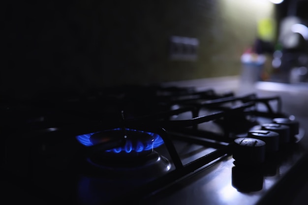 Czajnik z gwizdkiem na kuchence gazowej Wbudowany panel gazowy Czajnik jest na kuchence Kryzys gazowy