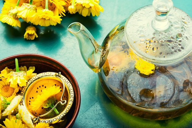 Czajnik z herbatą ze świeżych kwiatów, leki ziołowe