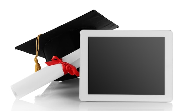 Zdjęcie czapka dyplomowa z tabletem i dyplomem na białym tle