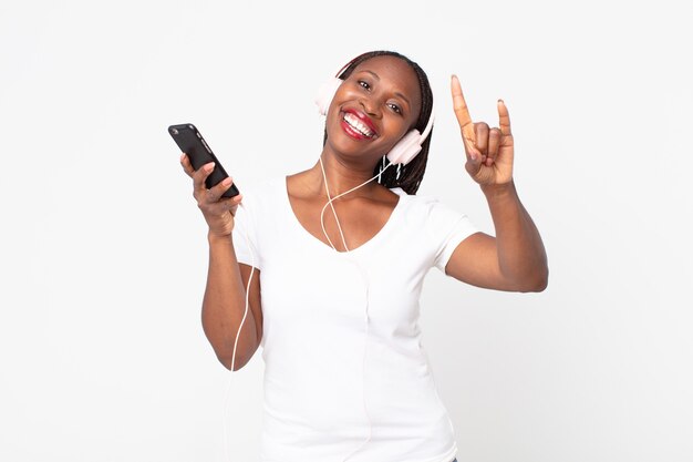 Czarna Afroamerykańska Dorosła Kobieta Słuchająca Muzyki Przez Słuchawki I Smartfona