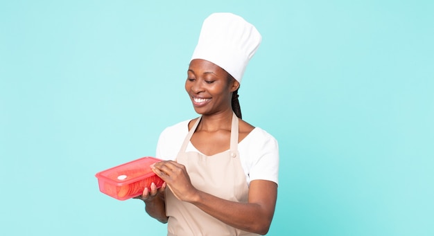 Czarna Afroamerykańska Dorosła Kobieta Szefa Kuchni Z Tupperware