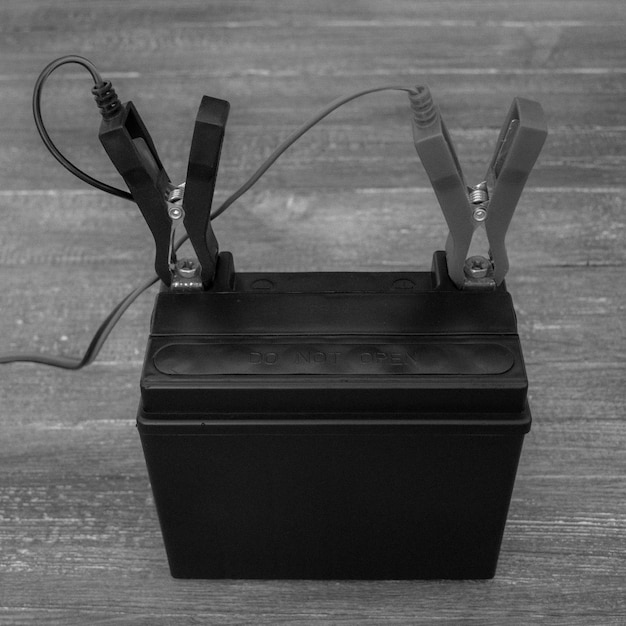 Czarna bateria z trzema rączkami, z których jedna ma napis „power”.