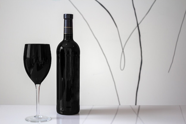Czarna butelka i kieliszek wina Selektywne skupienie