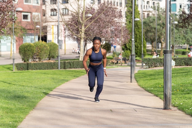 Czarna dziewczyna afro biegająca w publicznym parku przebrana za biegaczkę