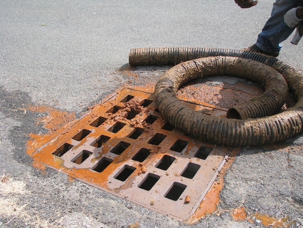 Czarna Falista Plastikowa Rura Na Ziemi. Rury Do Stosowania W Zewnętrznych Systemach Kanalizacyjnych. Problem Z Kanalizacją