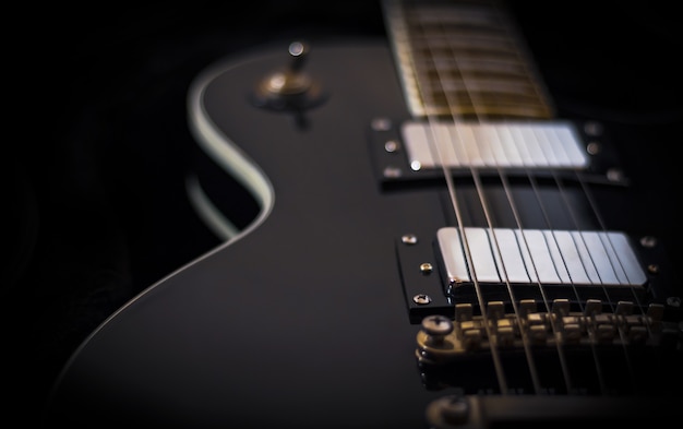 Czarna gitara elektryczna w ciemności