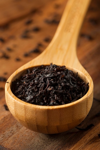 Czarna herbata z suchymi liśćmi w misce
