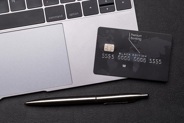 Czarna karta kredytowa na biurowym stole