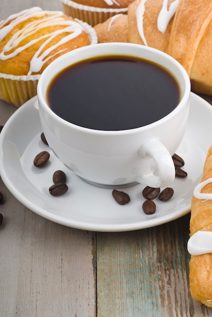 Czarna kawa, rogaliki i muffiny