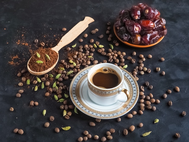 Czarna kawa z datami i kardamonem. Tradycyjna kawa arabska.