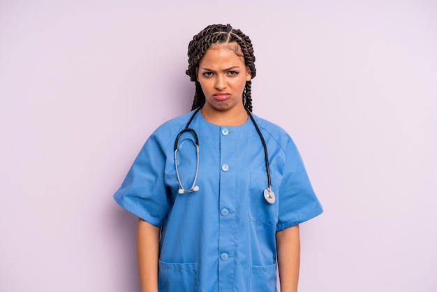 Czarna kobieta afro czuje się smutna i jęcząca z nieszczęśliwym spojrzeniem i płaczem. koncepcja pielęgniarki