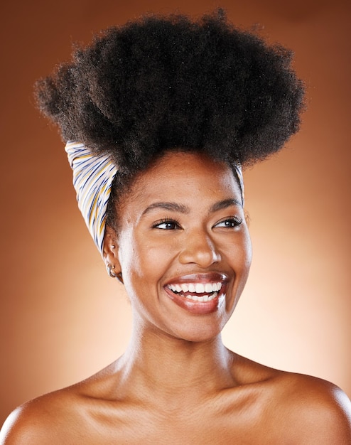 Czarna kobieta afro do pielęgnacji włosów i skóry świeci na tle studia z pielęgnacją włosów jedwabnym szalikiem lub dermatologią wellness Uśmiech szczęśliwy lub model urody z naturalnymi kosmetykami do włosów i makijażu