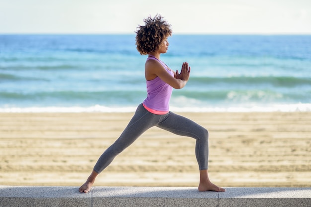 Czarna Kobieta, Afro Fryzura, Robi Joga W Wojownika Asana W Plaży