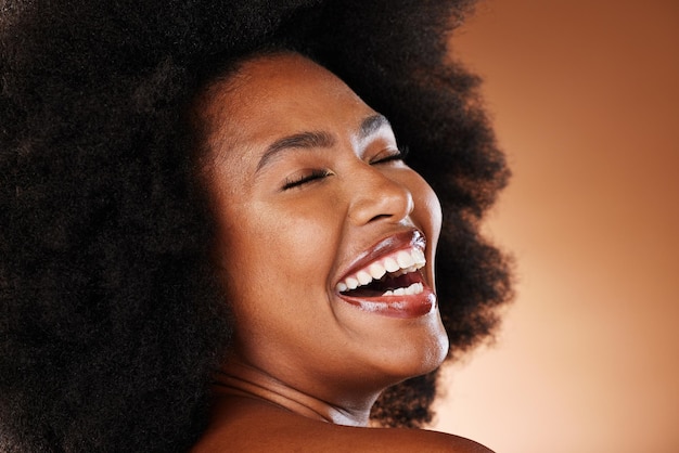 Czarna kobieta afro włosy i roześmiany wyraz twarzy na tle studia we wzmocnieniu lub akceptacji miłości własnej Powiększ uśmiech lub szczęśliwy model urody z naturalnymi włosami, białymi zębami i kosmetykami do makijażu