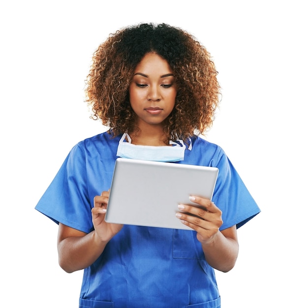 Czarna kobieta lekarz i tablet w studio do pisania lub komunikacji w Internecie przez białe tło Izolowana pielęgniarka z ekranem dotykowym lub czytanie artykułu w aplikacji społecznościowej lub wiadomości naukowych