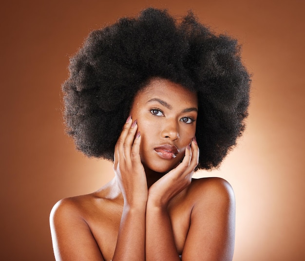 Czarna kobieta pielęgnacja twarzy i włosów pielęgnacja skóry i dobre samopoczucie z makijażem afro i portretem w brązowym tle studia dziewczyna modelka piękno i kosmetyki naturalne miłość do siebie i piękne wellness twarzy