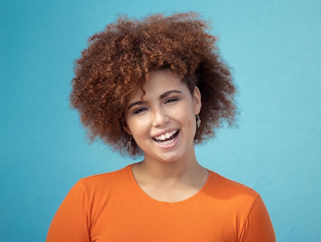 Czarna kobieta portret uśmiech i afro dla fryzury profilu wizji na niebieskim tle studia Szczęśliwa Afroamerykanka uśmiecha się zębami w radosnym szczęściu lub pozytywnym nastawieniu na makiecie