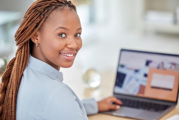 Czarna kobieta projektantka i menedżer na planowaniu laptopa i pracy z biznesową pocztą e-mail Badania SEO i kontakt z nami Strona internetowa Portret afrykańskiego pracownika pracującego online nad projektem strony internetowej lub logo