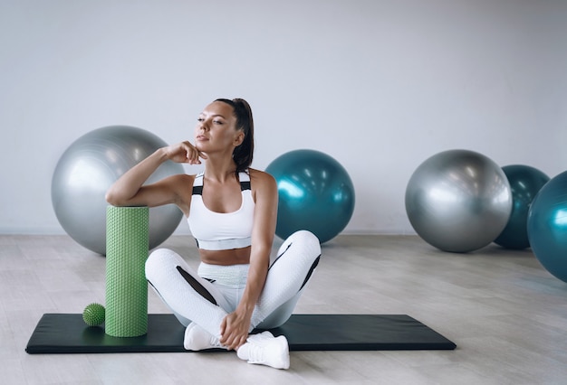 Czarna Kobieta W Białym Dresie Na Siłowni Z Fit Foam Roller