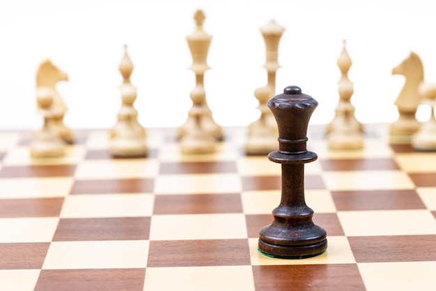 Zdjęcie czarna królowa przed białymi szachami z bliska