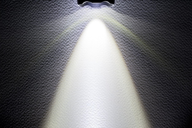 Zdjęcie czarna latarka led na tle abstrakcyjna reflektorów na białym tle obrazu tekstury