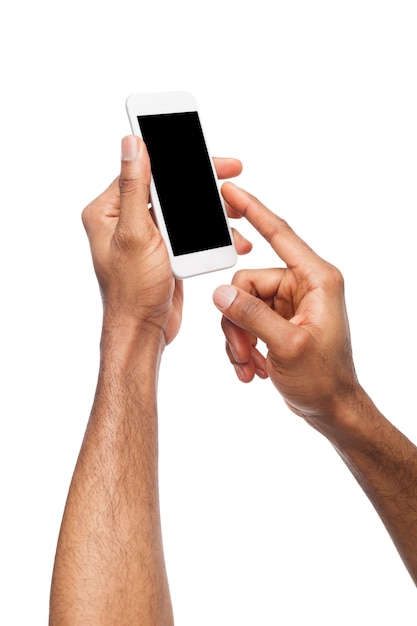 Czarna męska ręka dotykająca wyświetlacza smartfona i wskazująca palcem wskazującym na pusty ekran, białe na białym tle, miejsce na kopię, wycinanka